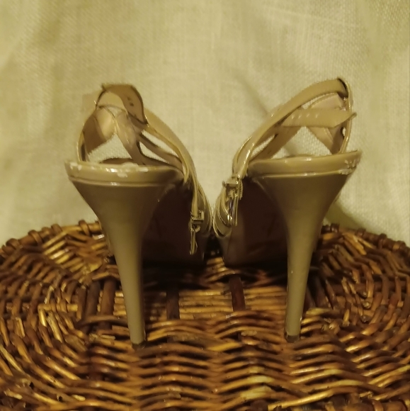 Jessica Simpson tan heels with strap and clasp - Picture 7 of 8